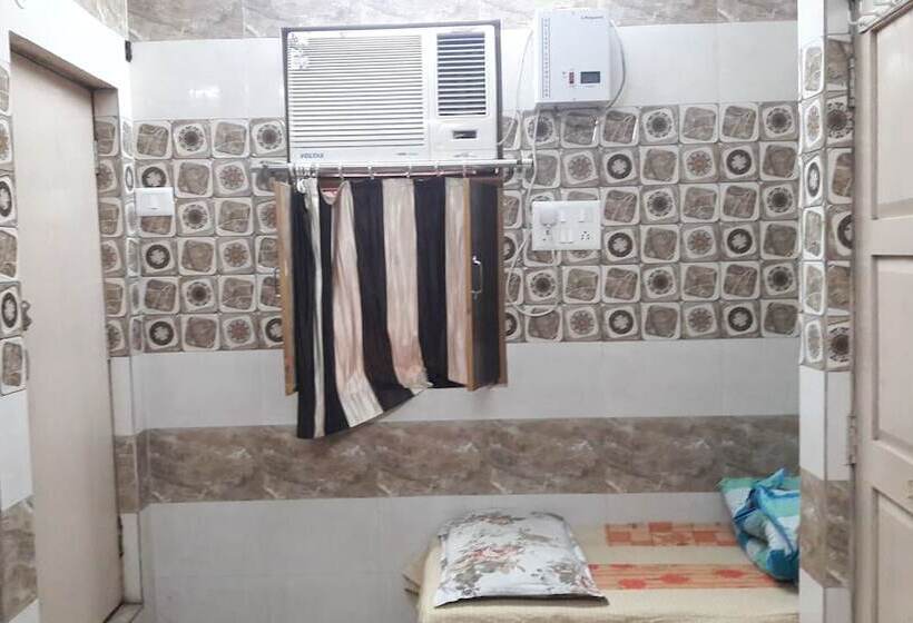 اتاق لوکس سه تخته, Sai Kripa Guest House