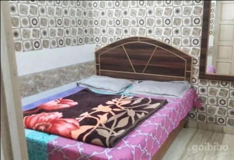 اتاق لوکس با تخت بزرگ, Sai Kripa Guest House