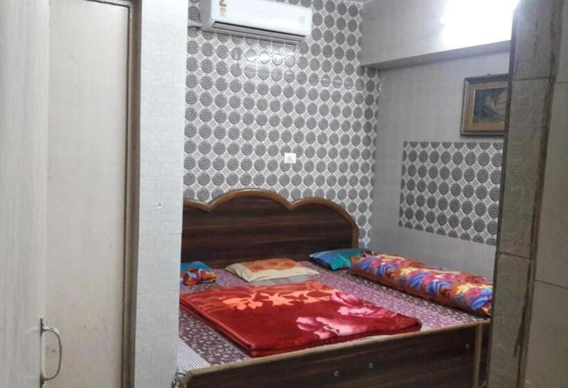 اتاق لوکس سه تخته, Sai Kripa Guest House