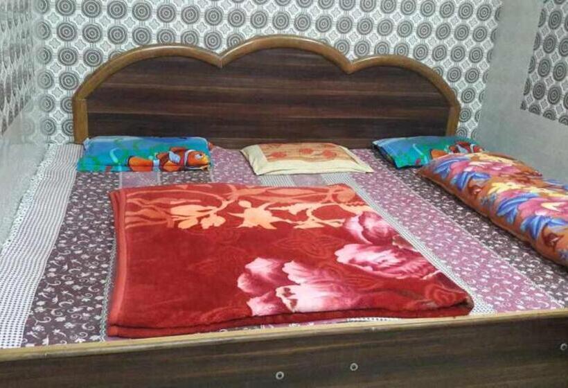 اتاق سوپریور سه تخته, Sai Kripa Guest House