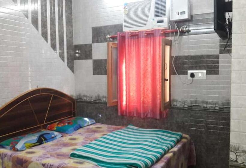 اتاق سوپریور سه تخته, Sai Kripa Guest House