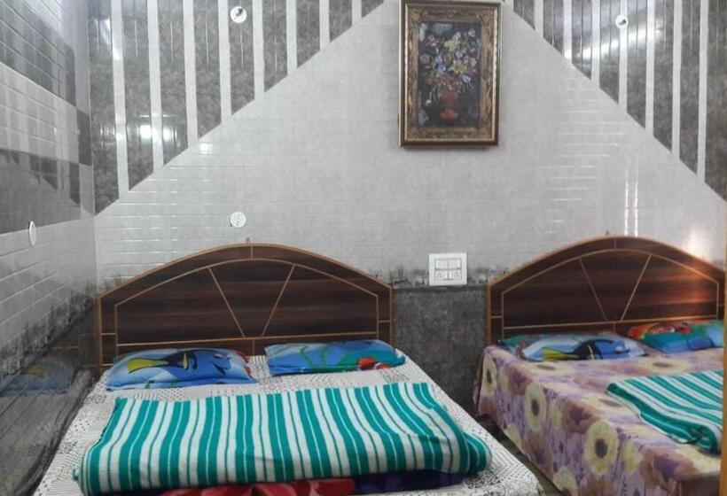 اتاق لوکس چهار تخته, Sai Kripa Guest House