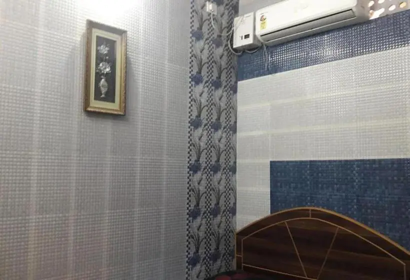 Deluxe Neljän Hengen Huone, Sai Kripa Guest House