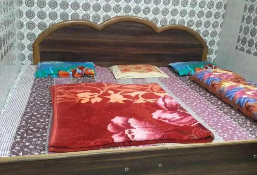 Deluxe Neljän Hengen Huone, Sai Kripa Guest House