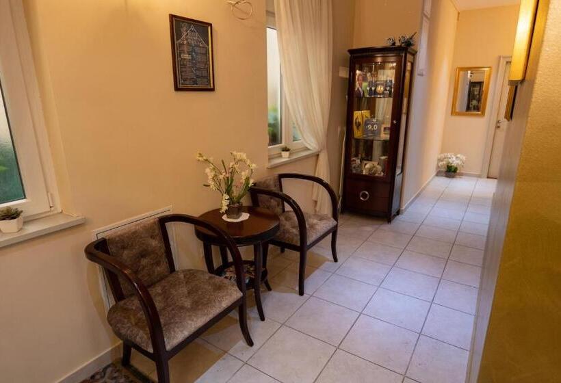 Comfort room with balcony, Scallop Regent Rooms