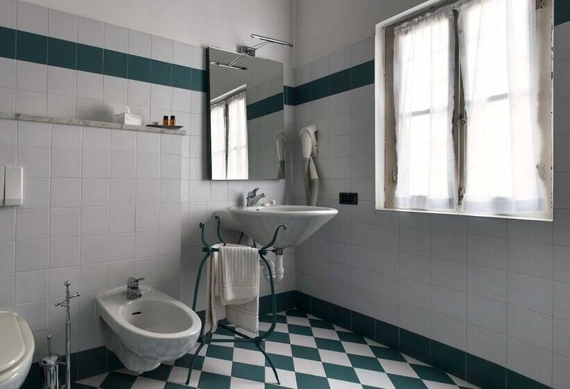 جناح جونيور, Albergo Real Castello