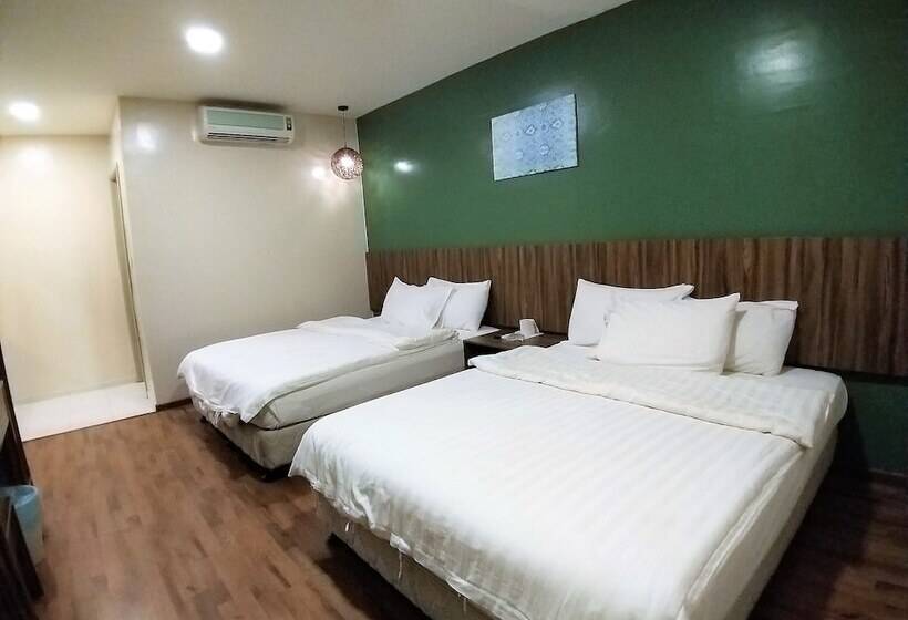 חדר משפחתי, Jelai Raub