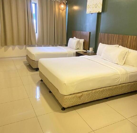 חדר דלוקס לשלושה, Jelai Raub