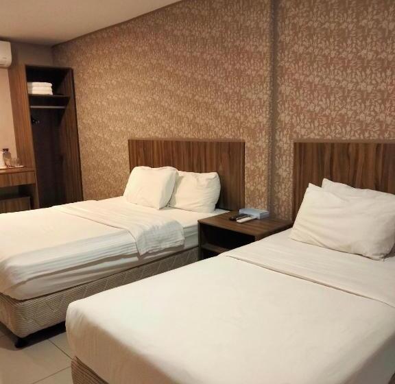 חדר דלוקס לשלושה, Jelai Raub