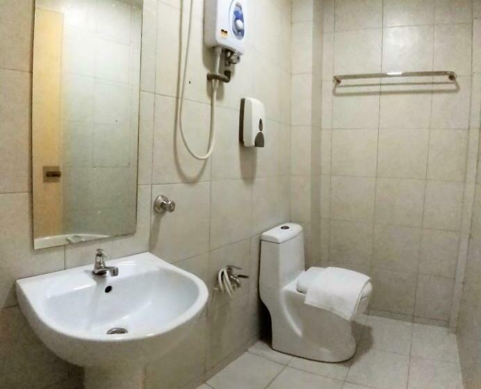 חדר דלוקס לשלושה, Jelai Raub