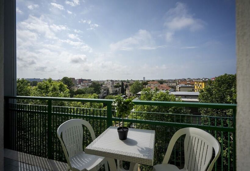 غرفة قياسية ثلاثية, Mamy