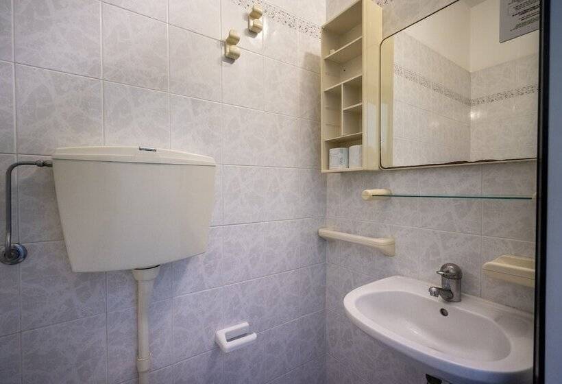 غرفة قياسية رباعية, Mamy