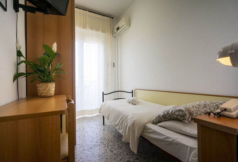 غرفة قياسية فردية, Mamy