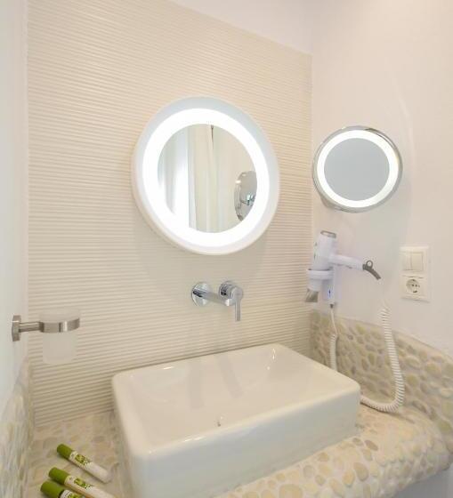 سوییت با چشم‌انداز دریا, Cyano Suites
