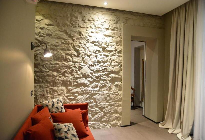 Junior Süit, Palais La Nasse