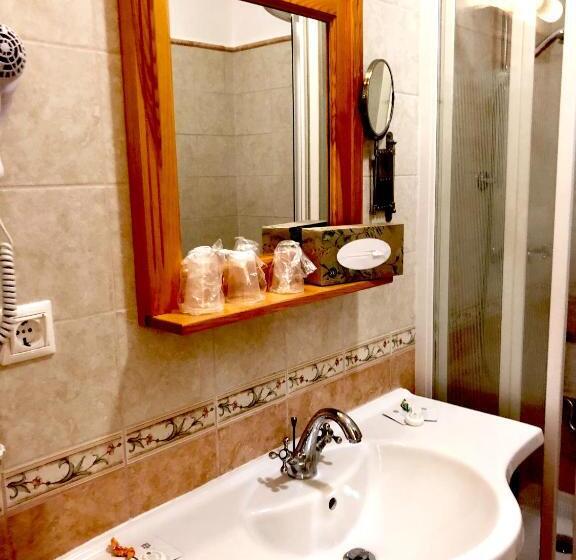 اتاق استاندارد سه نفره, Rigótanya Relax & Wellness Panzió Bükfürdő