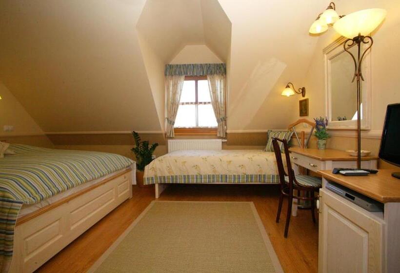 اتاق استاندارد سه نفره, Rigótanya Relax & Wellness Panzió Bükfürdő