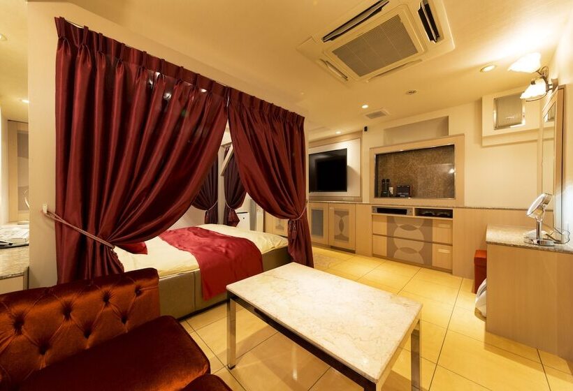 Номер Deluxe, Luna Ikeda