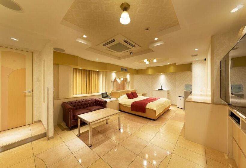 Номер Deluxe, Luna Ikeda