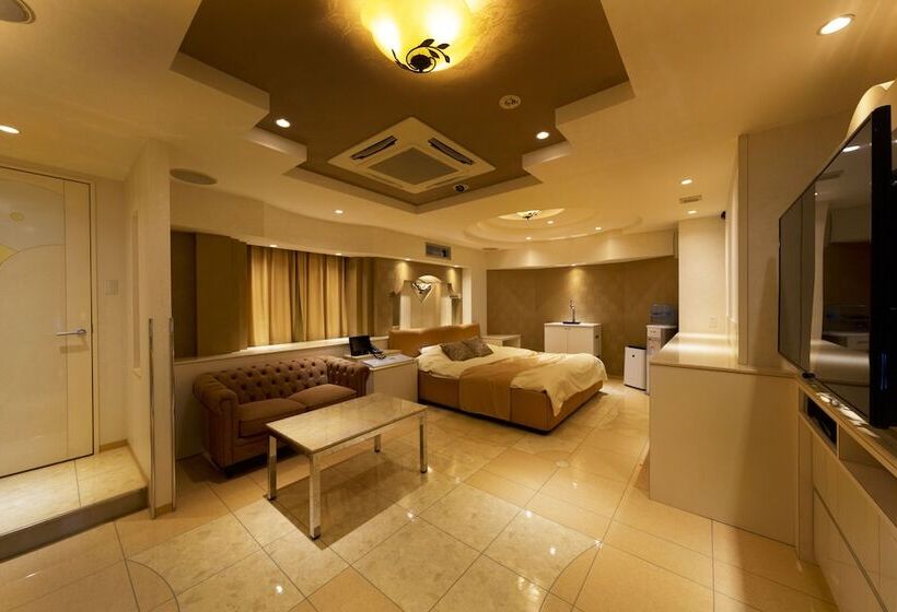 Номер Deluxe, Luna Ikeda