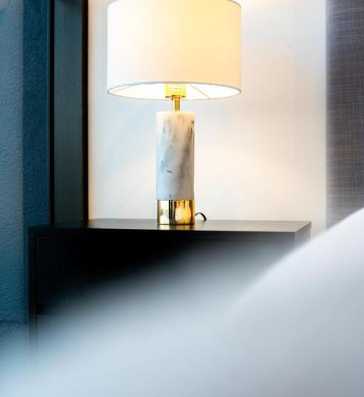 2 Bedrooms Apartment Mountain View, Opera Apartments South Brisbane