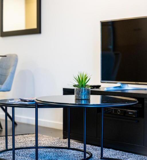 2 Bedrooms Apartment Mountain View, Opera Apartments South Brisbane