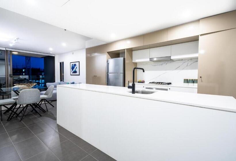 2 Bedrooms Apartment Mountain View, Opera Apartments South Brisbane