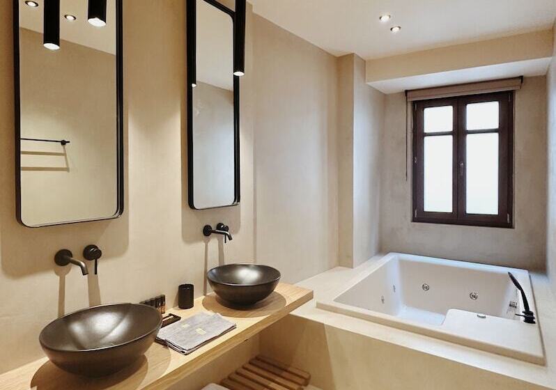 スイート, Monastery Estate Venetian Harbor