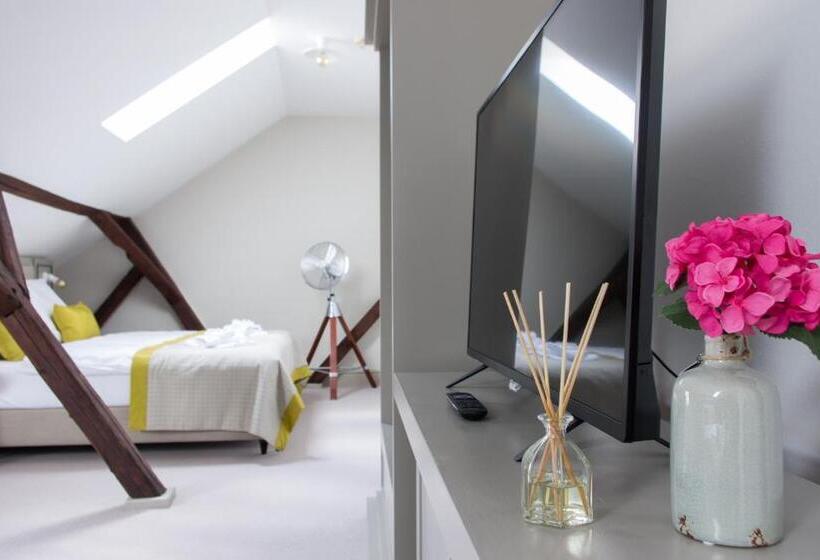 غرفة كلاسيكية رباعية, Kocour