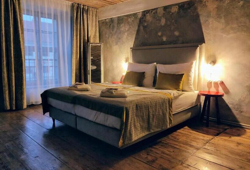 غرفة ديلوكس, Kocour