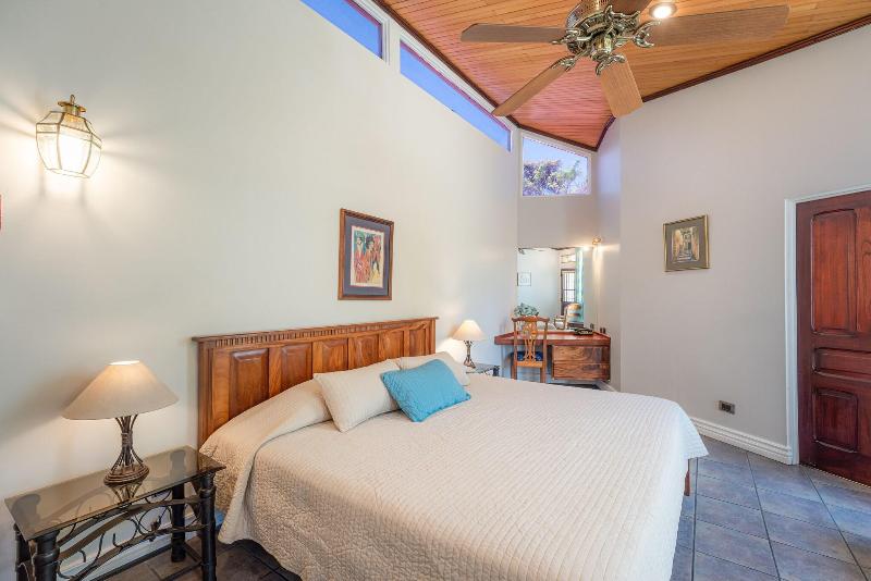 주니어 스위트 킹사이즈 침대, Amira