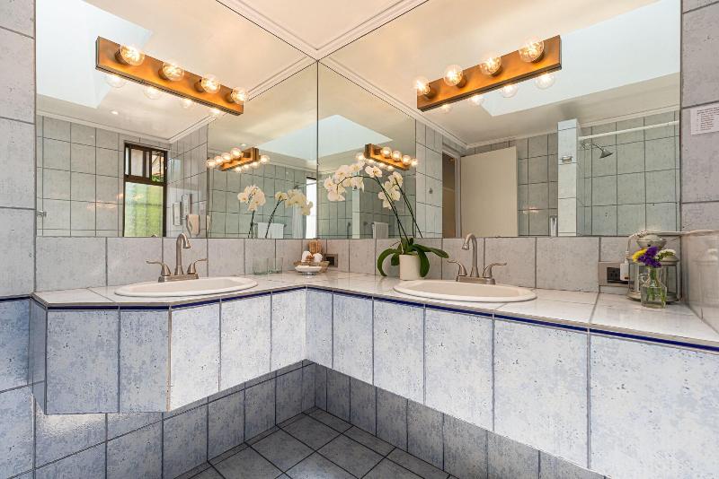 주니어 스위트 킹사이즈 침대, Amira