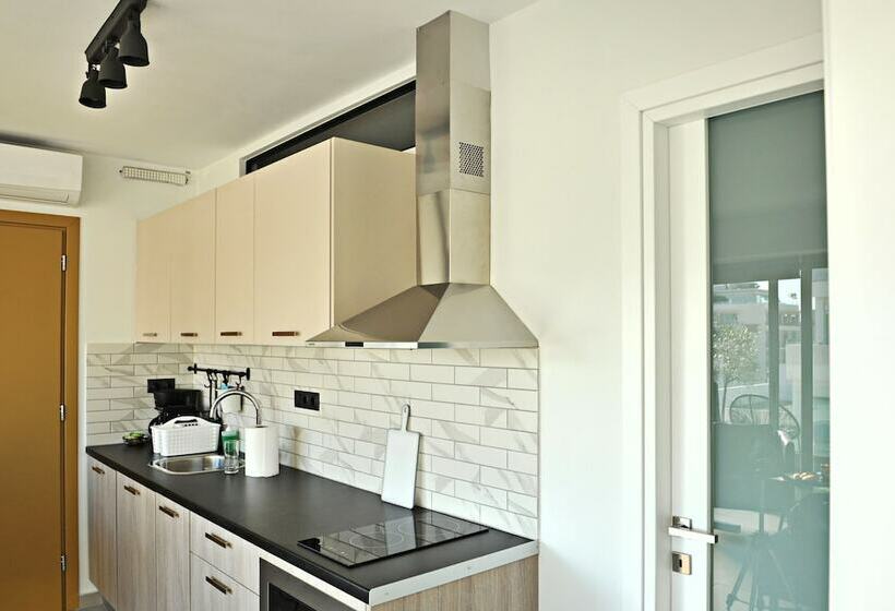 سوییت لوکس, The Athenians Modern Apartments