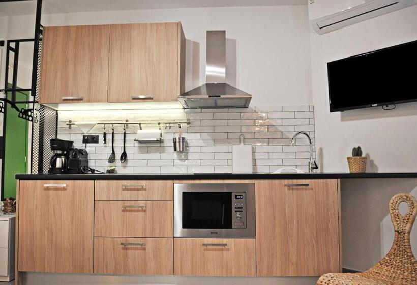 استودیوی لوکس, The Athenians Modern Apartments