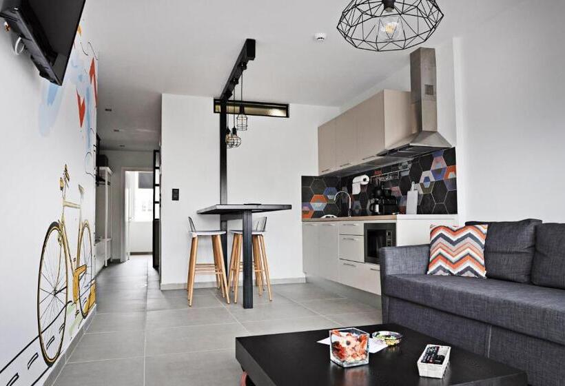 سوییت خانوادگی, The Athenians Modern Apartments