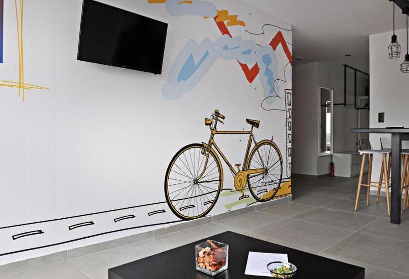 سوییت خانوادگی, The Athenians Modern Apartments