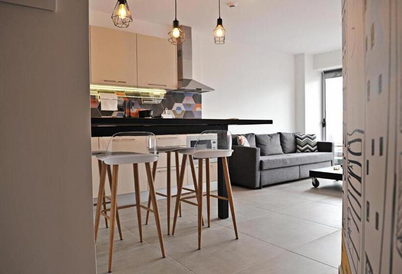 سوییت خانوادگی, The Athenians Modern Apartments