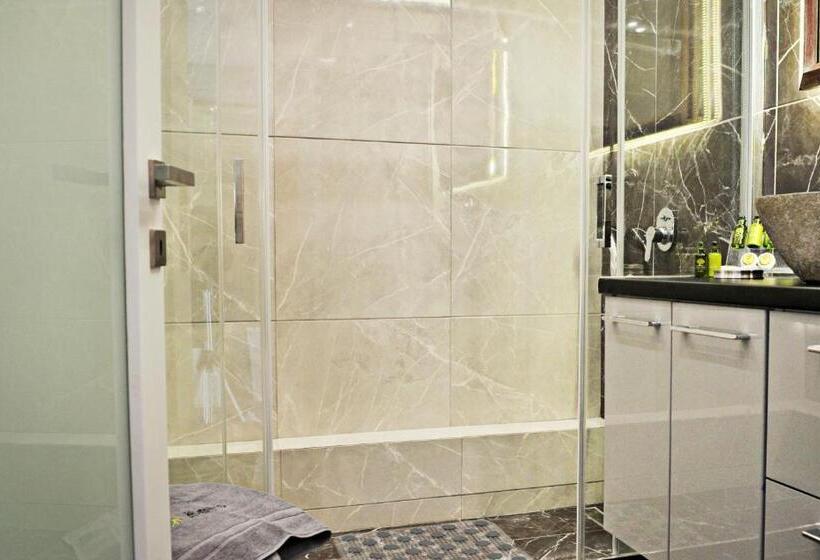 سوییت خانوادگی, The Athenians Modern Apartments