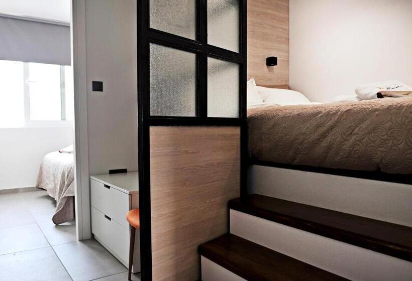 سوییت خانوادگی, The Athenians Modern Apartments