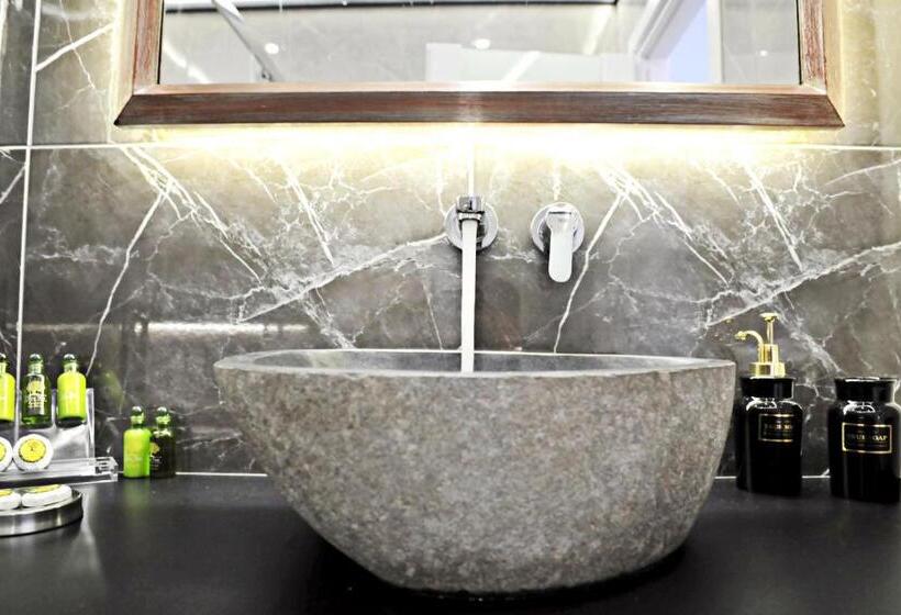 سوییت خانوادگی, The Athenians Modern Apartments