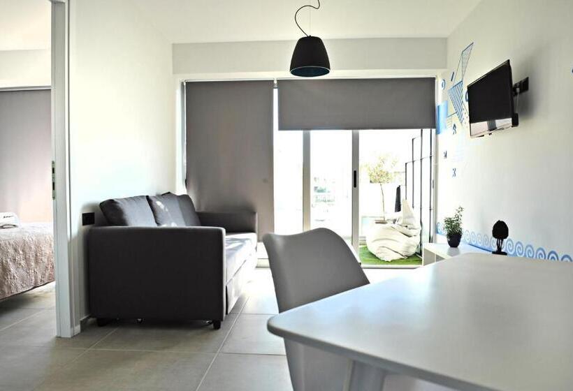 سوئیت جونیور با تراس, The Athenians Modern Apartments