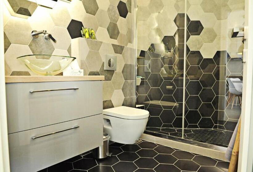 سوئیت جونیور با تراس, The Athenians Modern Apartments