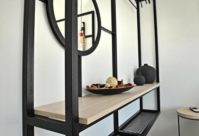 سوییت لوکس, The Athenians Modern Apartments