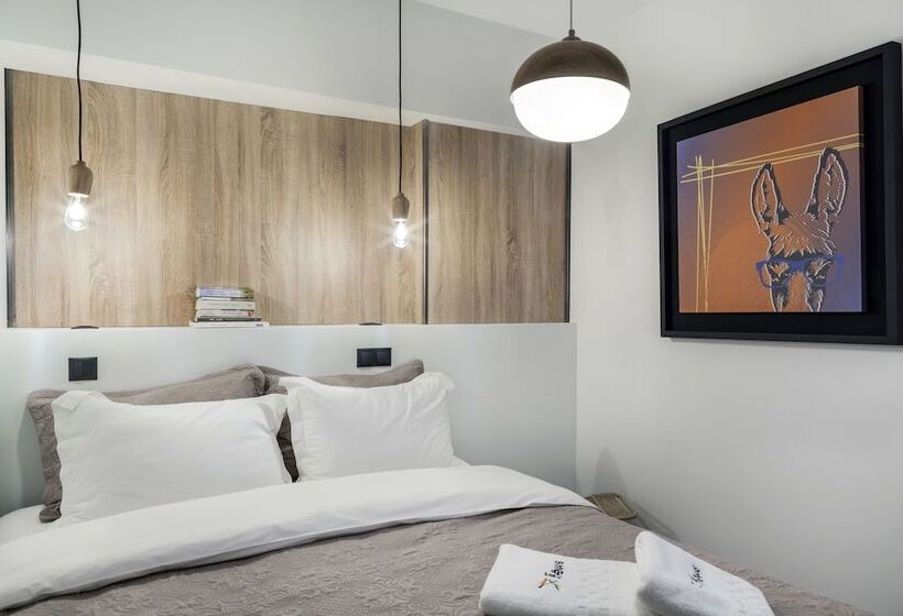 سوییت خانوادگی, The Athenians Modern Apartments