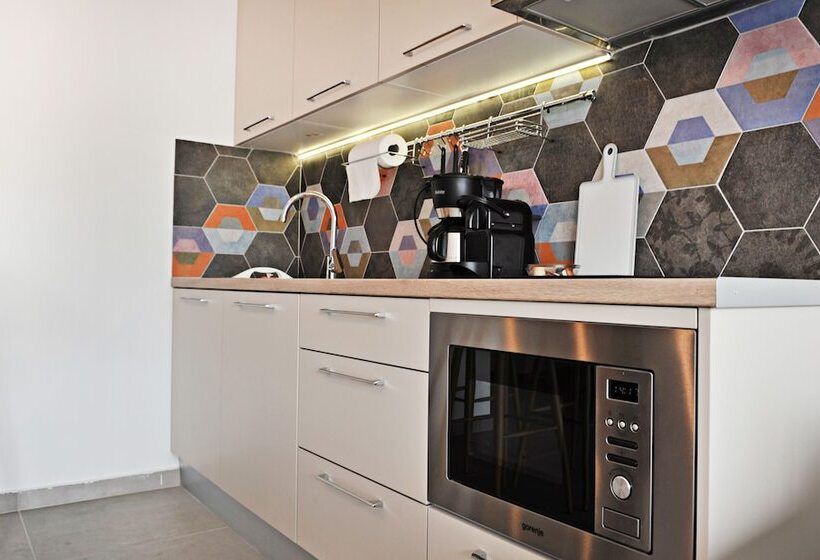 سوییت خانوادگی, The Athenians Modern Apartments