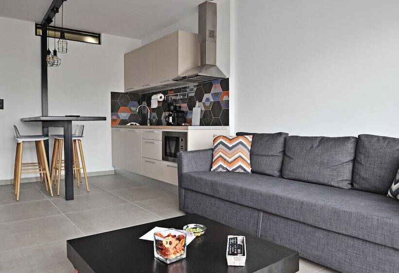 سوییت خانوادگی, The Athenians Modern Apartments