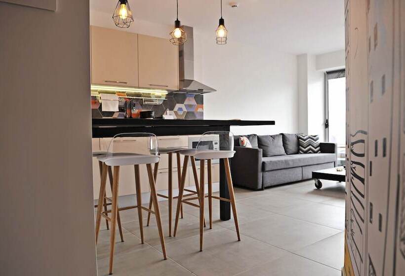 سوییت خانوادگی, The Athenians Modern Apartments