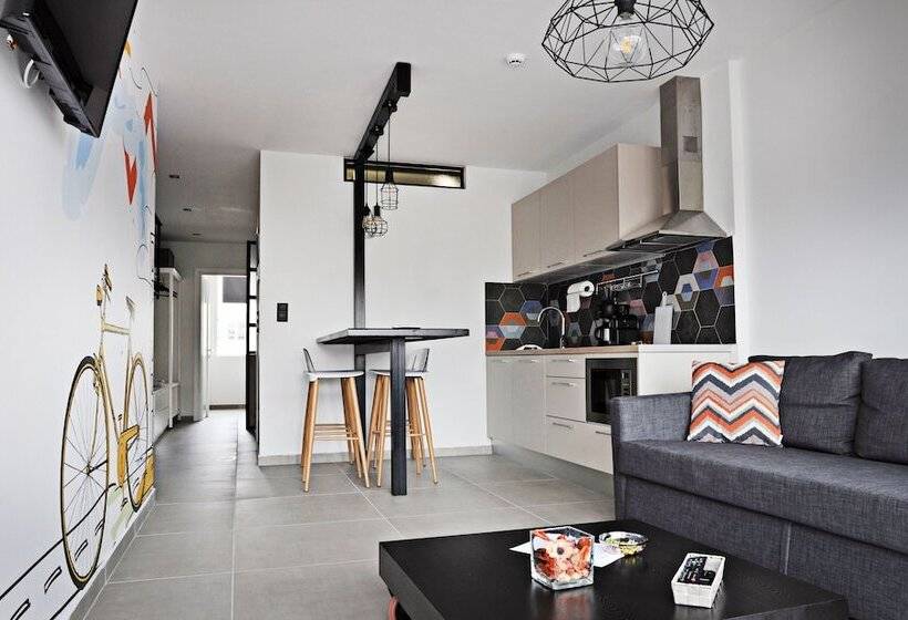 سوییت خانوادگی, The Athenians Modern Apartments