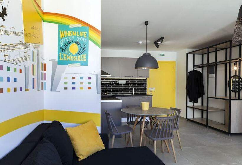 اتاق لوکس چهار تخته, The Athenians Modern Apartments