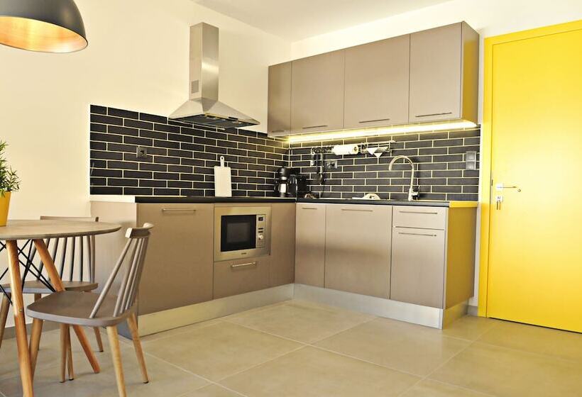 اتاق لوکس چهار تخته, The Athenians Modern Apartments